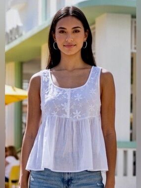 Women’s NWOT White Floral Embroidered Sleeveless Sheer Tank blouse in M, L